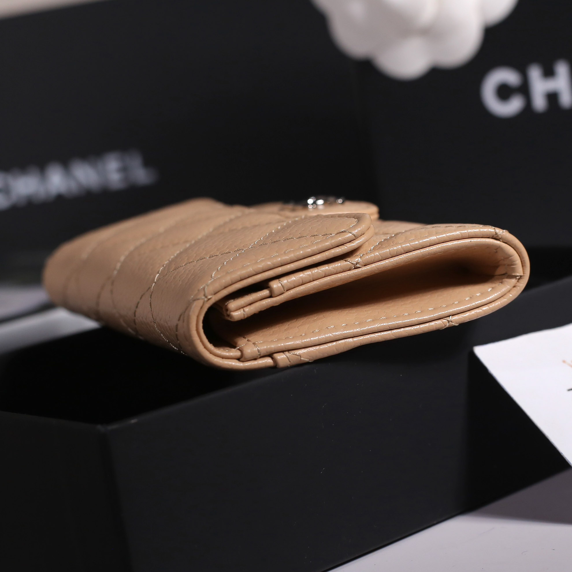 Ví Đựng Thẻ Chanel Caviar Quilted Flap Card Holder Wallet Beige