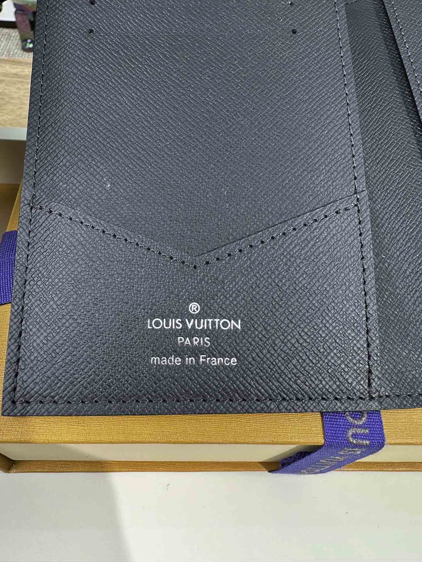 Ví Đựng Thẻ  Louis Vuitton LV Passport Họa Tiết Màu Đen