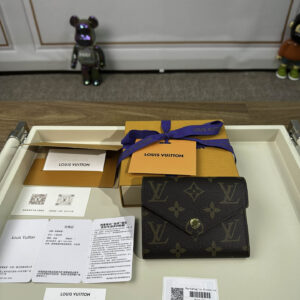 vi-ngan-nu-louis-vuitton-lv-victorine-hoa-tiet-monogram-nau