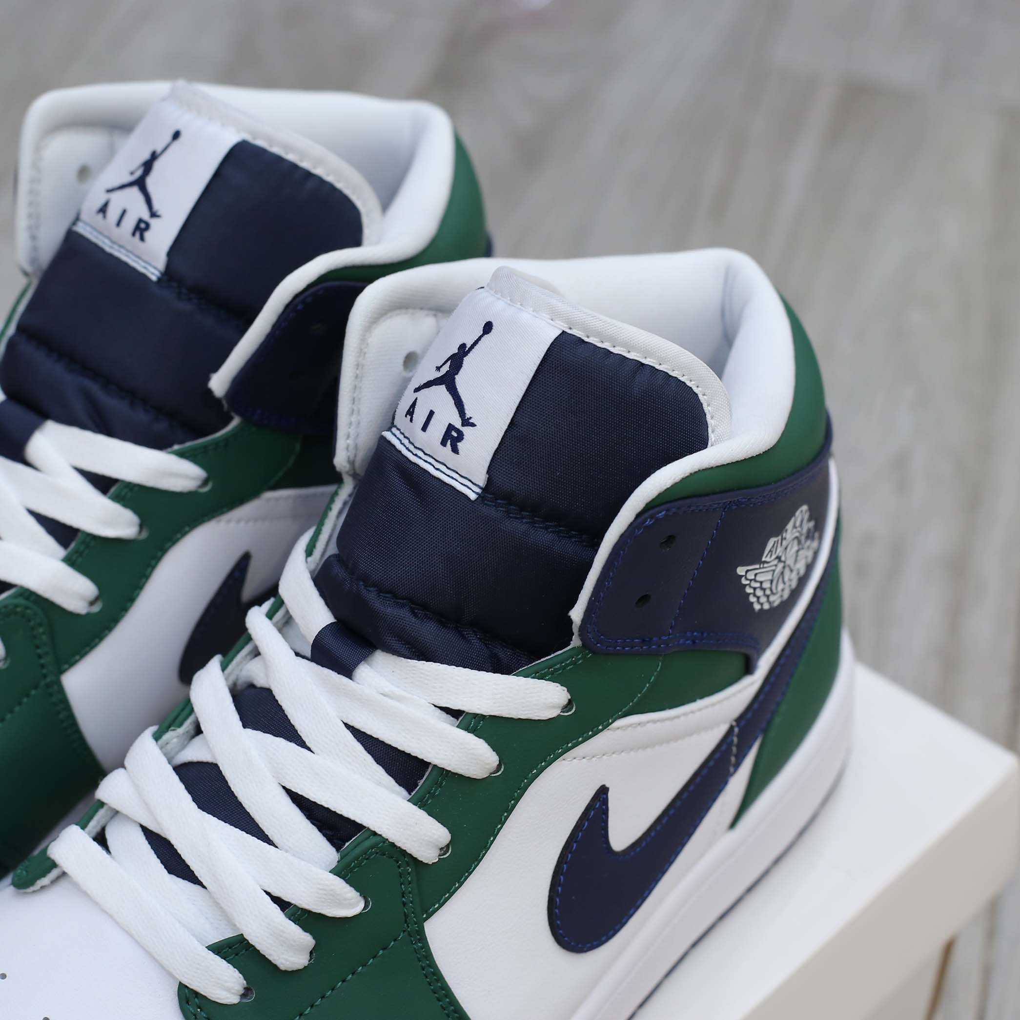 Giày Air Jordan 1 Mid SE ‘Noble Green’