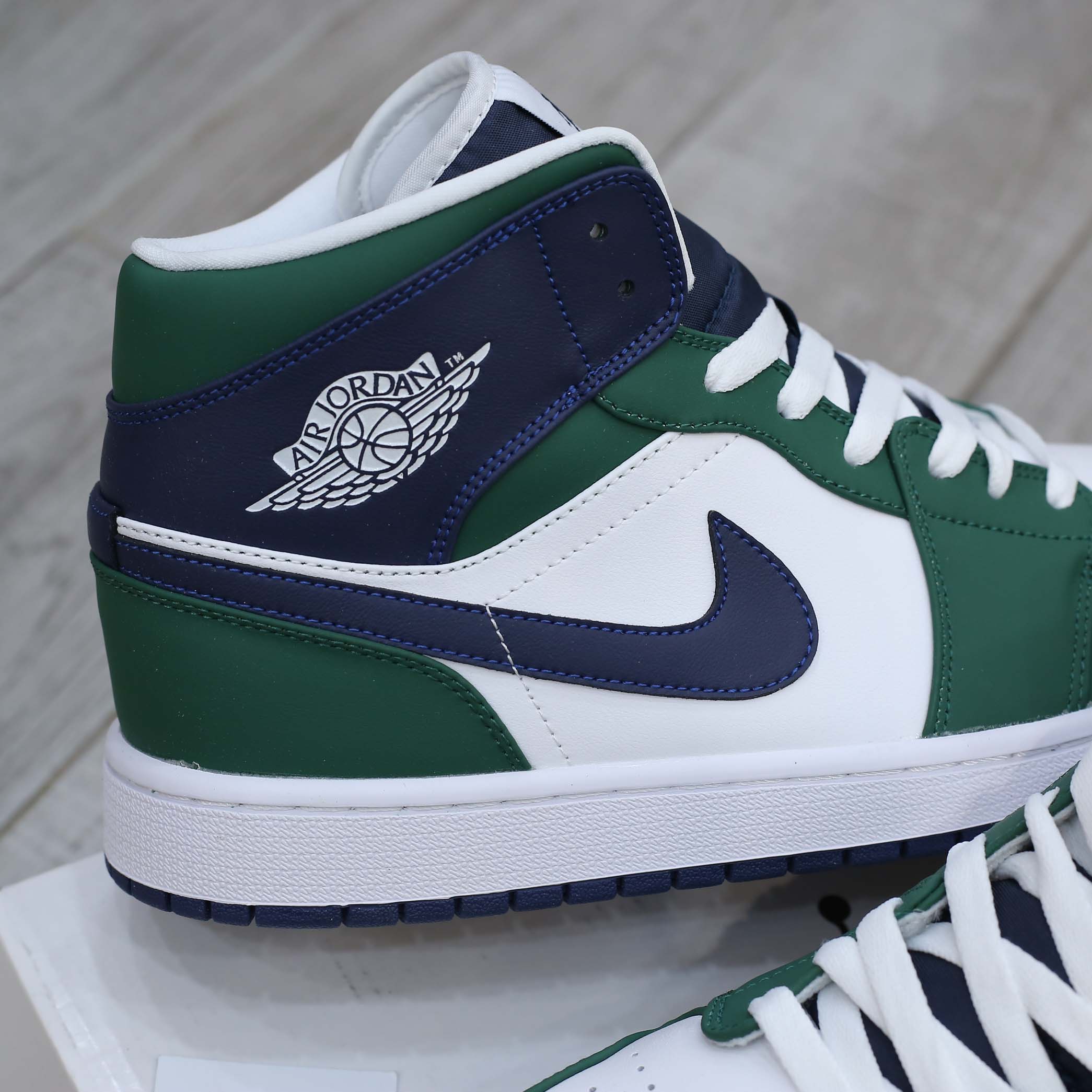 Giày Air Jordan 1 Mid SE ‘Noble Green’