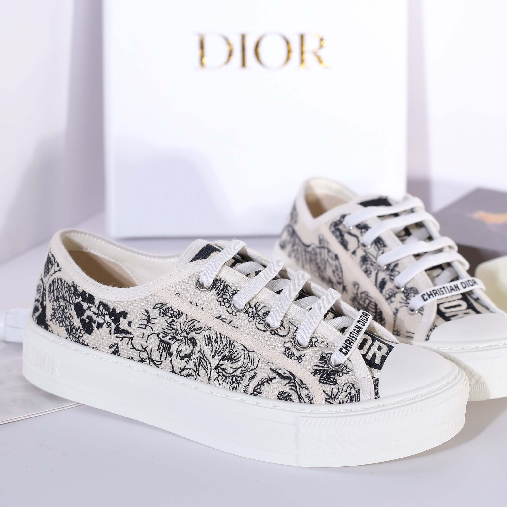 Giày WALK’N’DIOR SNEAKER Blue Toile de Jouy Embroidered Cotton