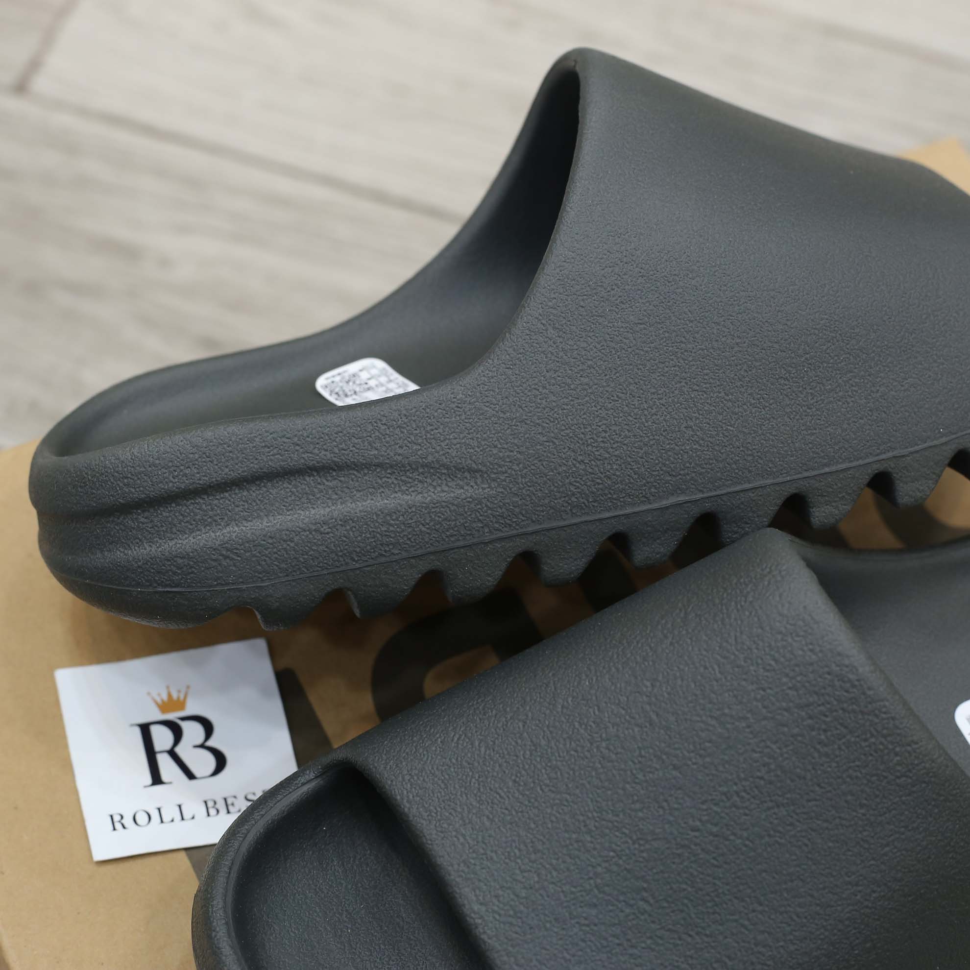 Dép adidas Yeezy Slides ‘Dark Onyx’