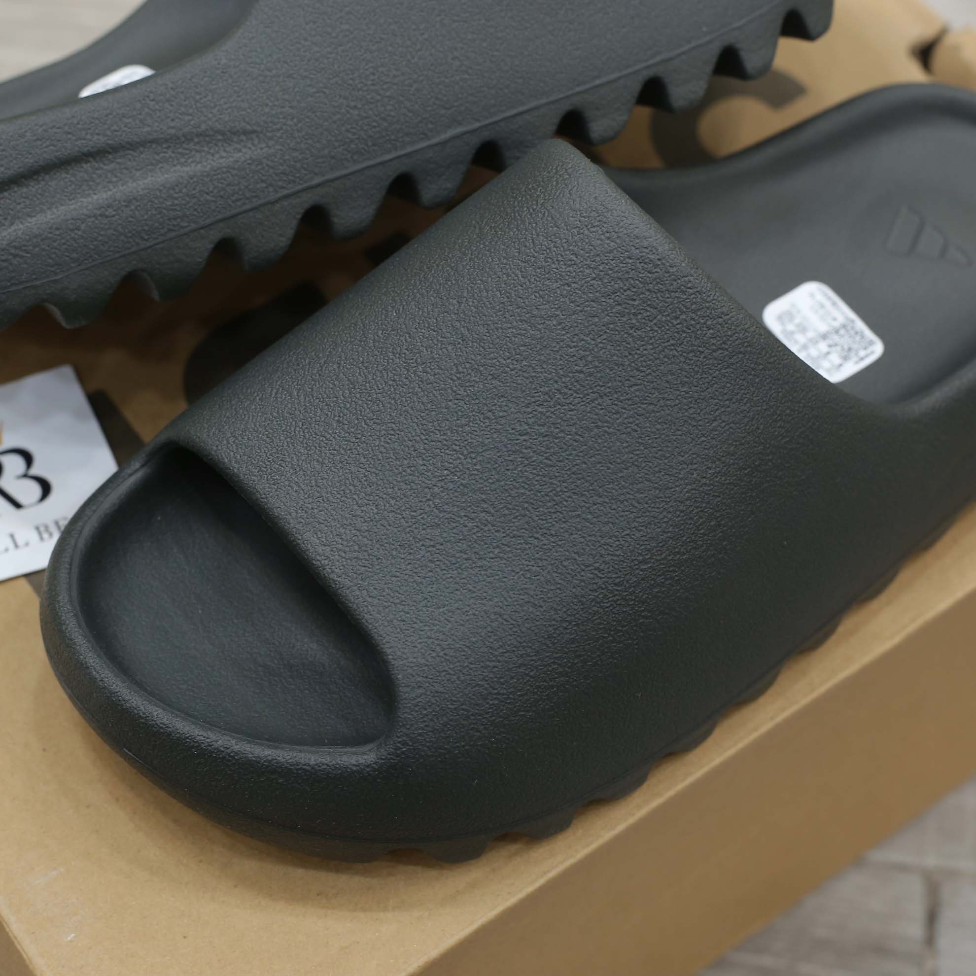 Dép adidas Yeezy Slides ‘Dark Onyx’